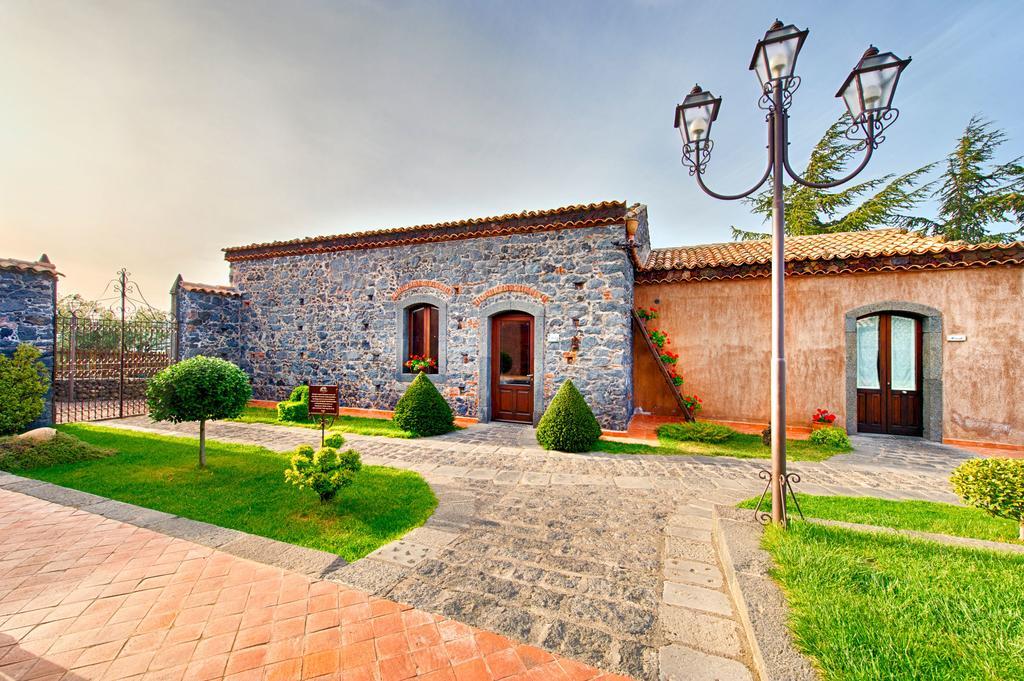 Etna Quota Mille Boutique Hotel, Typical Sicilian Food & Wine ランダッツォ エクステリア 写真
